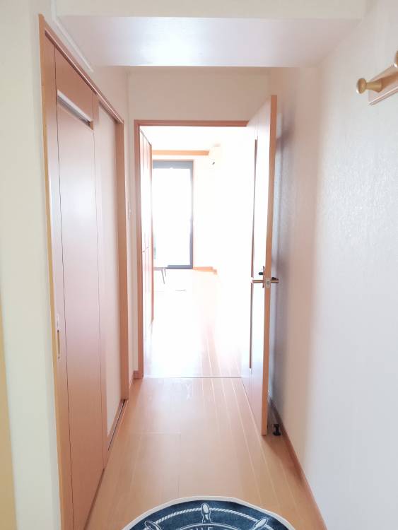 玄関　玄関横にはシューズ棚＆ハンガーフックもあります！