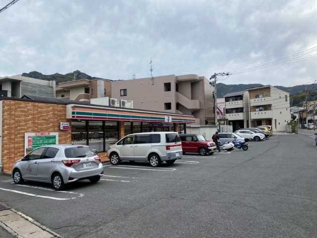 コンビニ　セブンイレブン長崎花園町店（コンビニ）まで558m