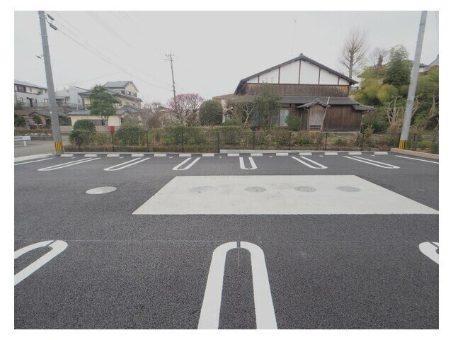 【カーサ　ルピナス　Iの駐車場】