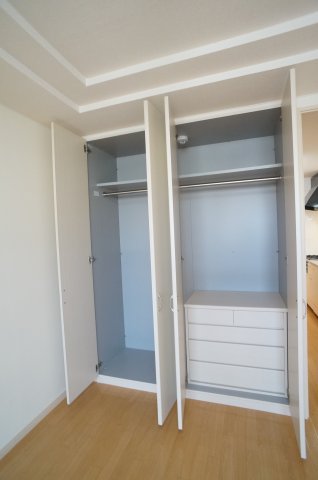 収納　引き出しもついて機能的なクローゼット