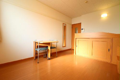 玄関　ベッド下に収納スペースあり！荷物が多くても十分に収まります