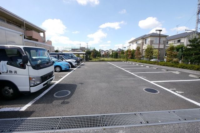 【小平市小川町のマンションの駐車場】