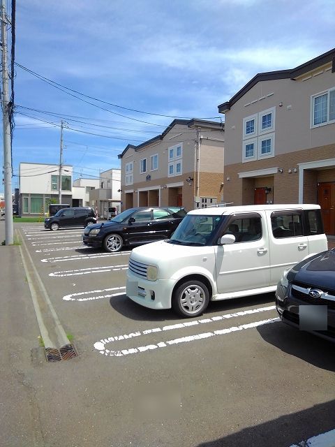 【札幌市東区東雁来十四条のアパートの駐車場】