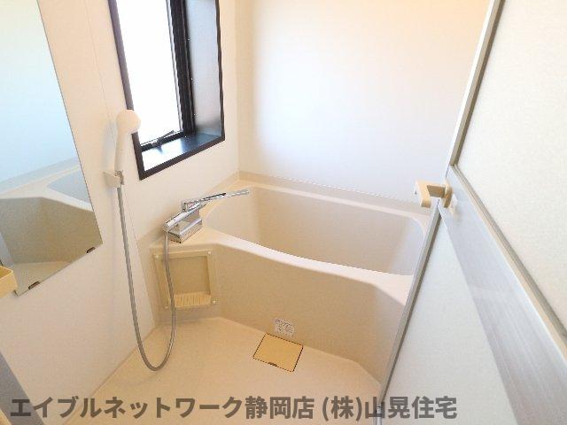 バス・シャワールーム　落ち着いた空間のお風呂です
