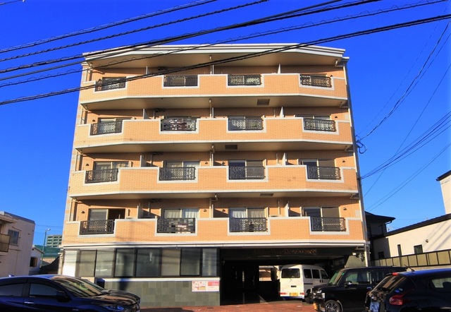 松山市藤原町のマンションの建物外観