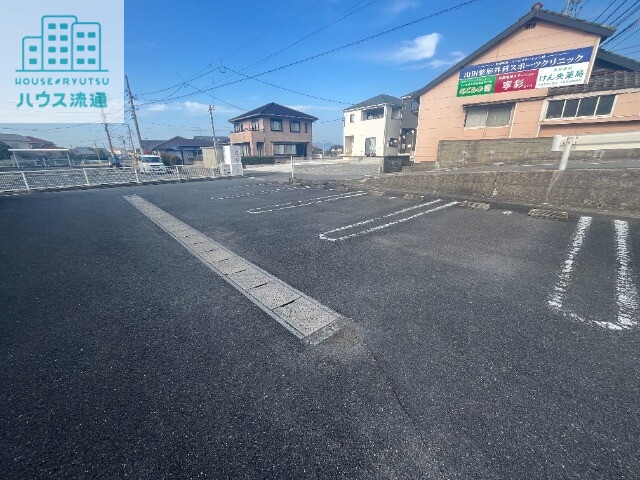 【大村市沖田町のアパートの駐車場】