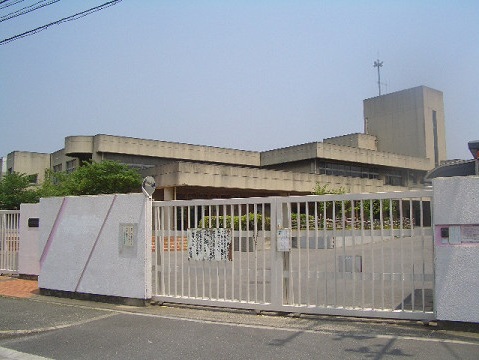 【ヴェルテ忍ケ丘II番館の小学校】