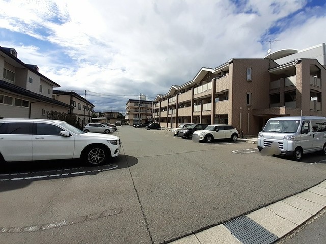 【山形市松波のマンションの駐車場】