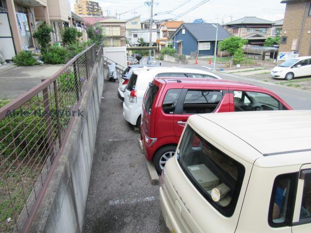 【サニーヒルズ鳴丘の駐車場】