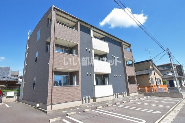 【日置市伊集院町徳重のアパートの建物外観】