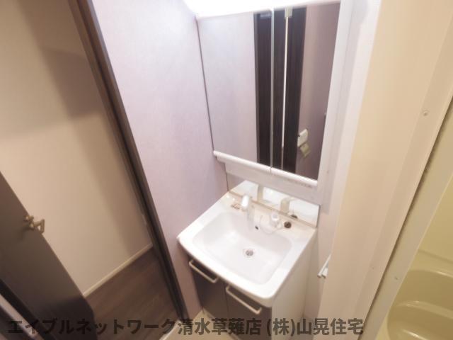 洗面設備　スペースが確保できる洗面所です