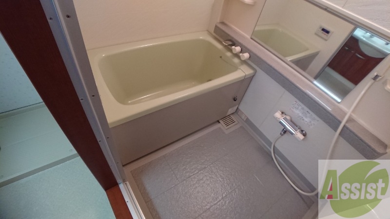 バス・シャワールーム　バスルームはこちらです。広々としてゆったり休めます。