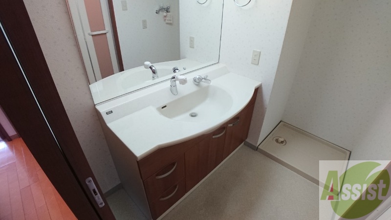 洗面設備　洗面台。朝の身支度はここでばっちり決めましょう。