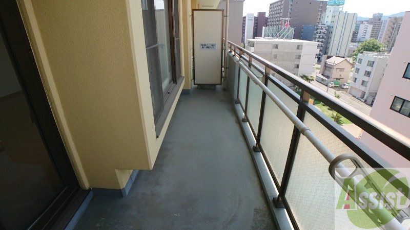 バルコニー　バルコニーは幅があり、広い印象を受けました。