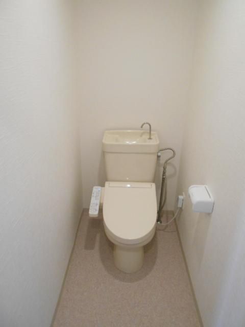 トイレ　落ち着いた色調のトイレです