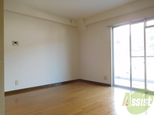 居室・リビング　ピカピカのフローリング自分色にアレンジしましょう