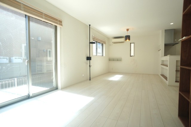 居室・リビング　※照明、突っ張りラックは機能保証無