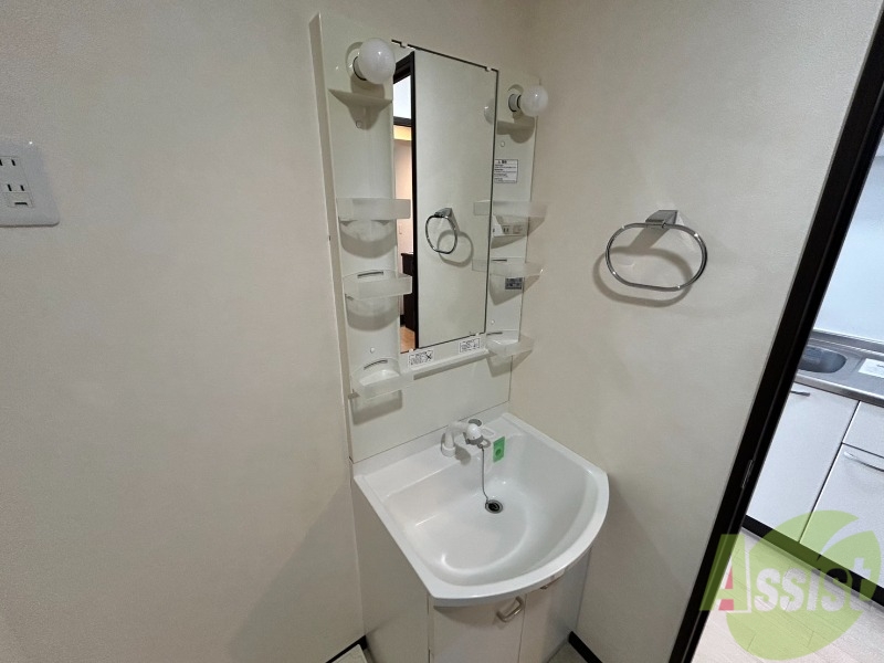 洗面設備　独立した洗面台なので朝の身支度も快適です。