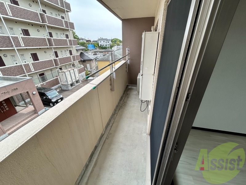 バルコニー　広々としたベランダは洗濯物も干しやすくなっています。