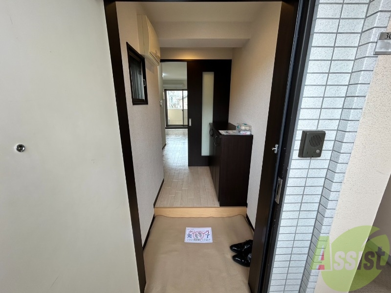 玄関　玄関には小窓も付いているので靴の着脱もしやすいです。