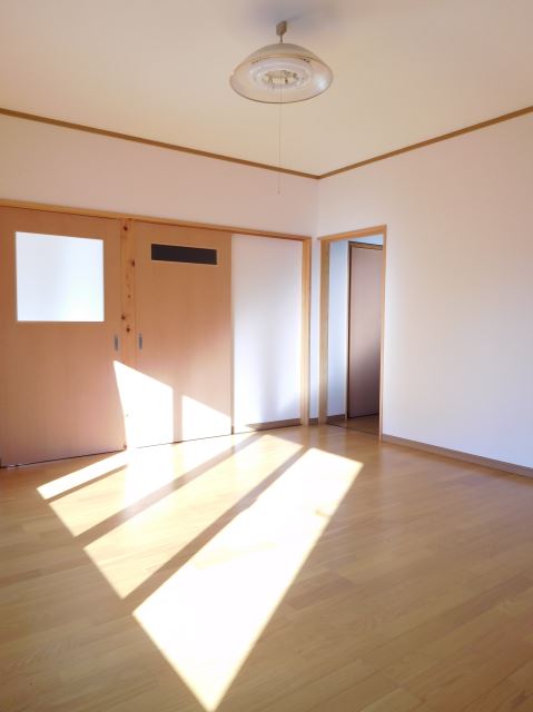 その他部屋・スペース　日の差し込む綺麗な洋室です。