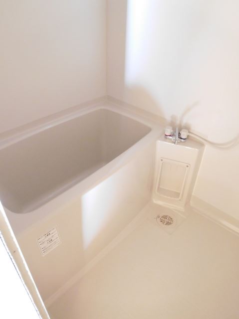 バス・シャワールーム　大きな浴槽のあるお風呂です。