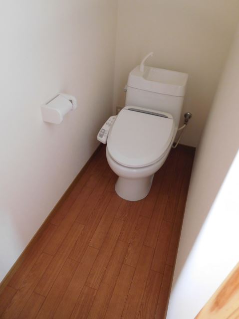 トイレ　温水暖房便座付きです。