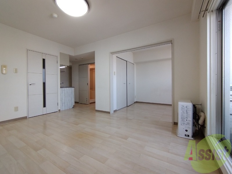 居室・リビング　リビングです。白を基調としていてお部屋全体が明るいですね！