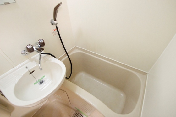 バス・シャワールーム　※別部屋の写真です