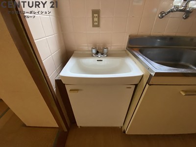 洗面設備　キッチン横に洗面台あり、便利です。