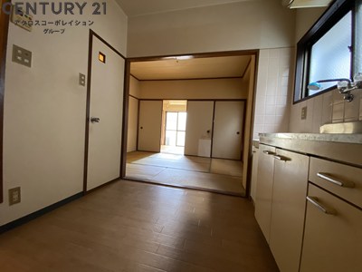 居室・リビング　床色が落ち着いた色合いで、とてもきれいです。