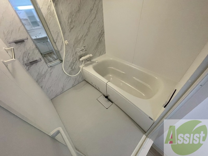 バス・シャワールーム　お風呂です。広々したバスでゆっくりくつろげます。