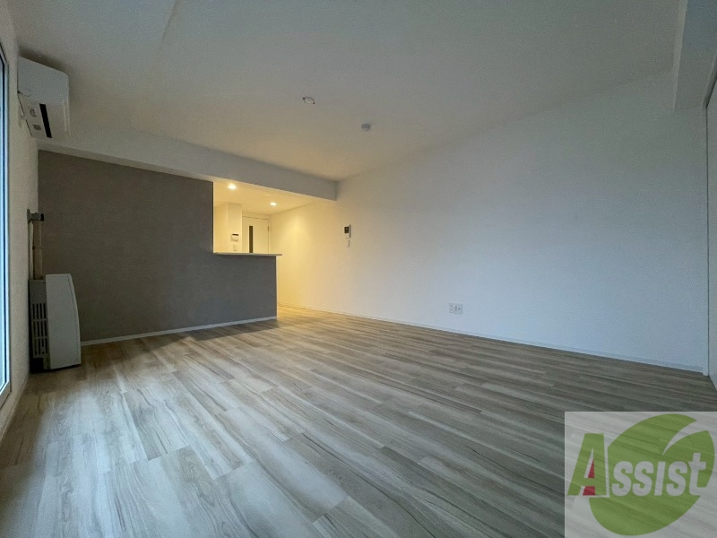 居室・リビング　木目のフローリングは落ち着きのある印象のお部屋になりますね。