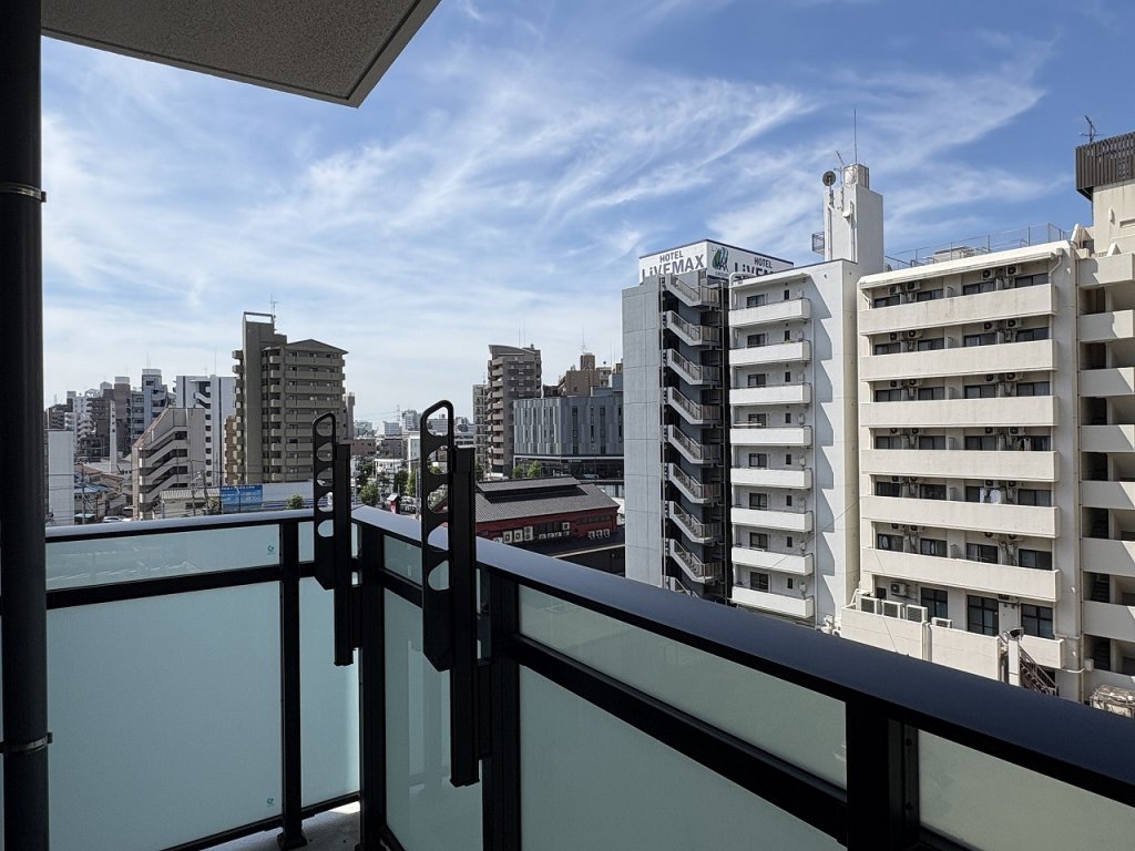 バルコニー　写真は６Ｆ、募集は２Ｆ前面はコインパーキング日当り良好