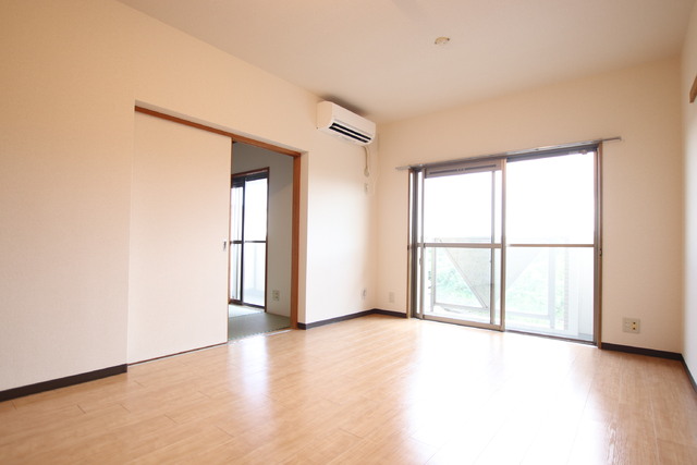 居室・リビング　１０帖の広々としたリビングです♪　※同タイプ参考写真