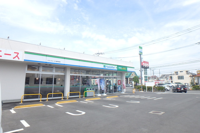 コンビニ　ファミリーマート　ドラッグエース川越的場店（コンビニ）まで450m