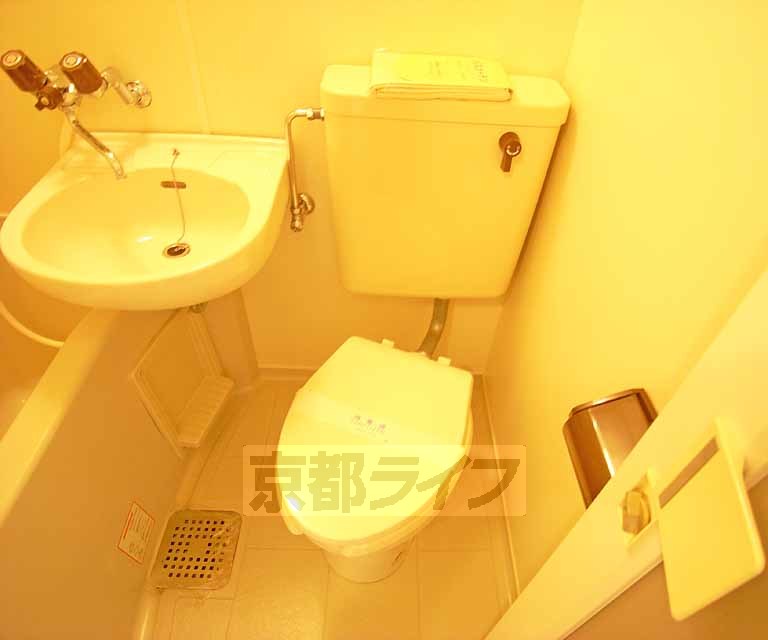 京福電鉄北野線 北野白梅町駅 徒歩23分 3階建 築38年のトイレ写真