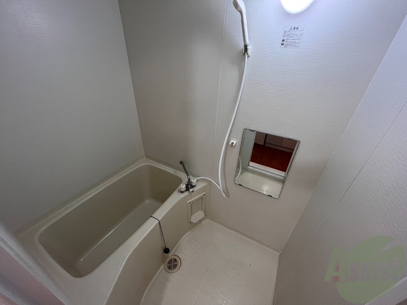 バス・シャワールーム　バス・トイレ別でシャワー付き。清潔なお風呂です。