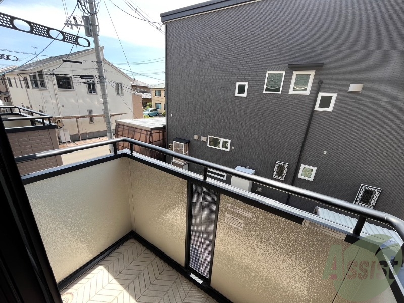 バルコニー　小さいながらもベランダが付いてるのも嬉しいですね。