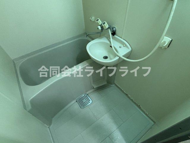 バス・シャワールーム　コンパクトで使いやすいお風呂です