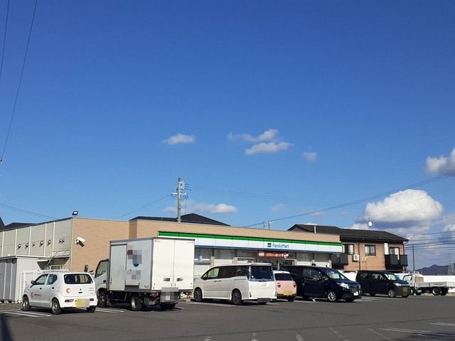 コンビニ　ファミリーマート 一色町前野店（コンビニ）まで300m