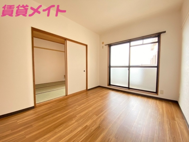 居室・リビング　同物件別部屋の写真です