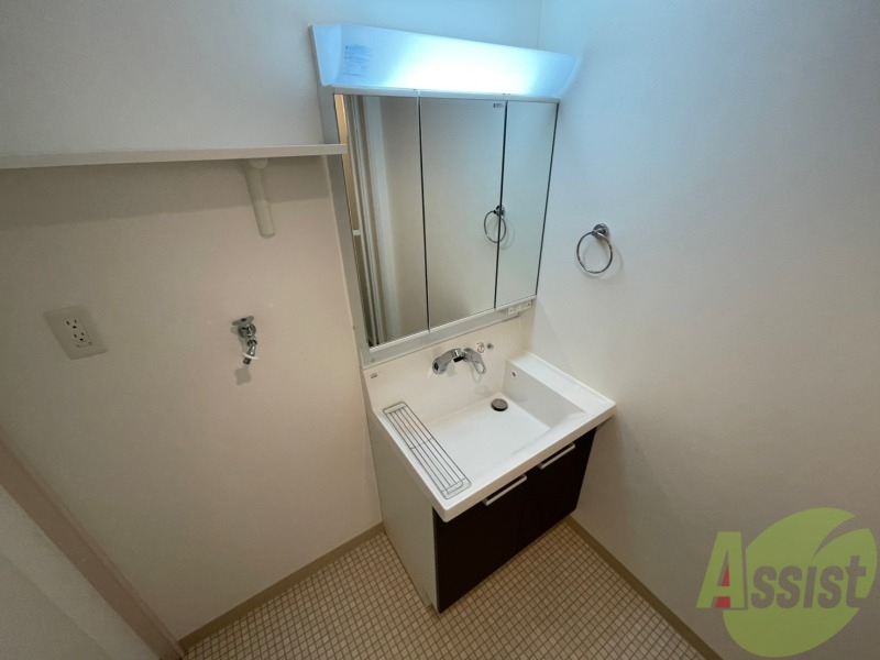 洗面設備　独立洗面台です。大きくてよいですね。シャンプーもできます。