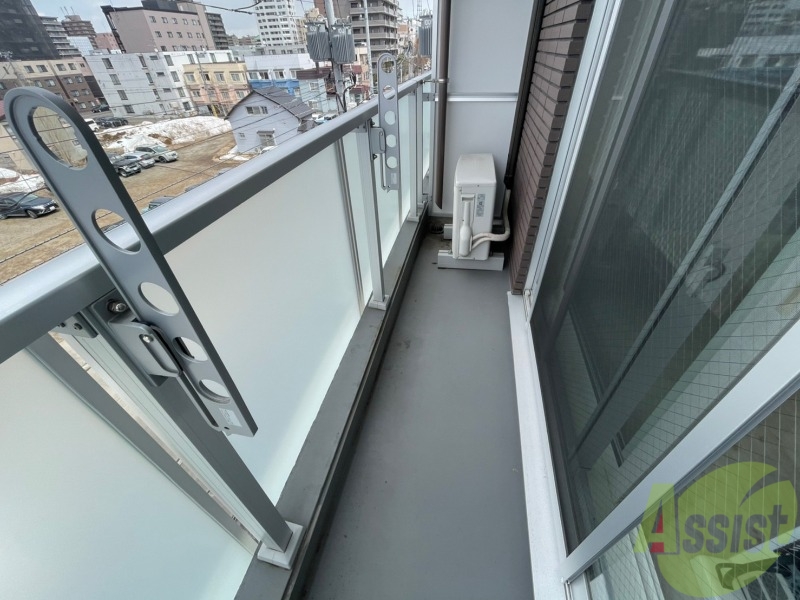 バルコニー　バルコニーは幅があり、広い印象を受けました。