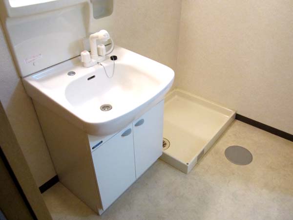 洗面設備　明るい洗面所です