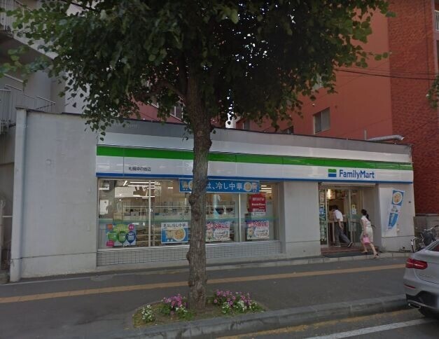 コンビニ　ファミリーマート札幌中の島店（コンビニ）まで206m