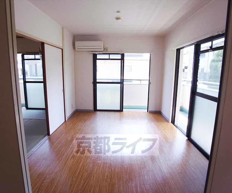 居室・リビング　エアコン付きの綺麗なフローリング！