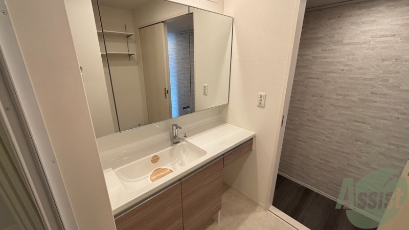 洗面設備　洗面台はシンプルなつくりで手入れがしやすそうですね。