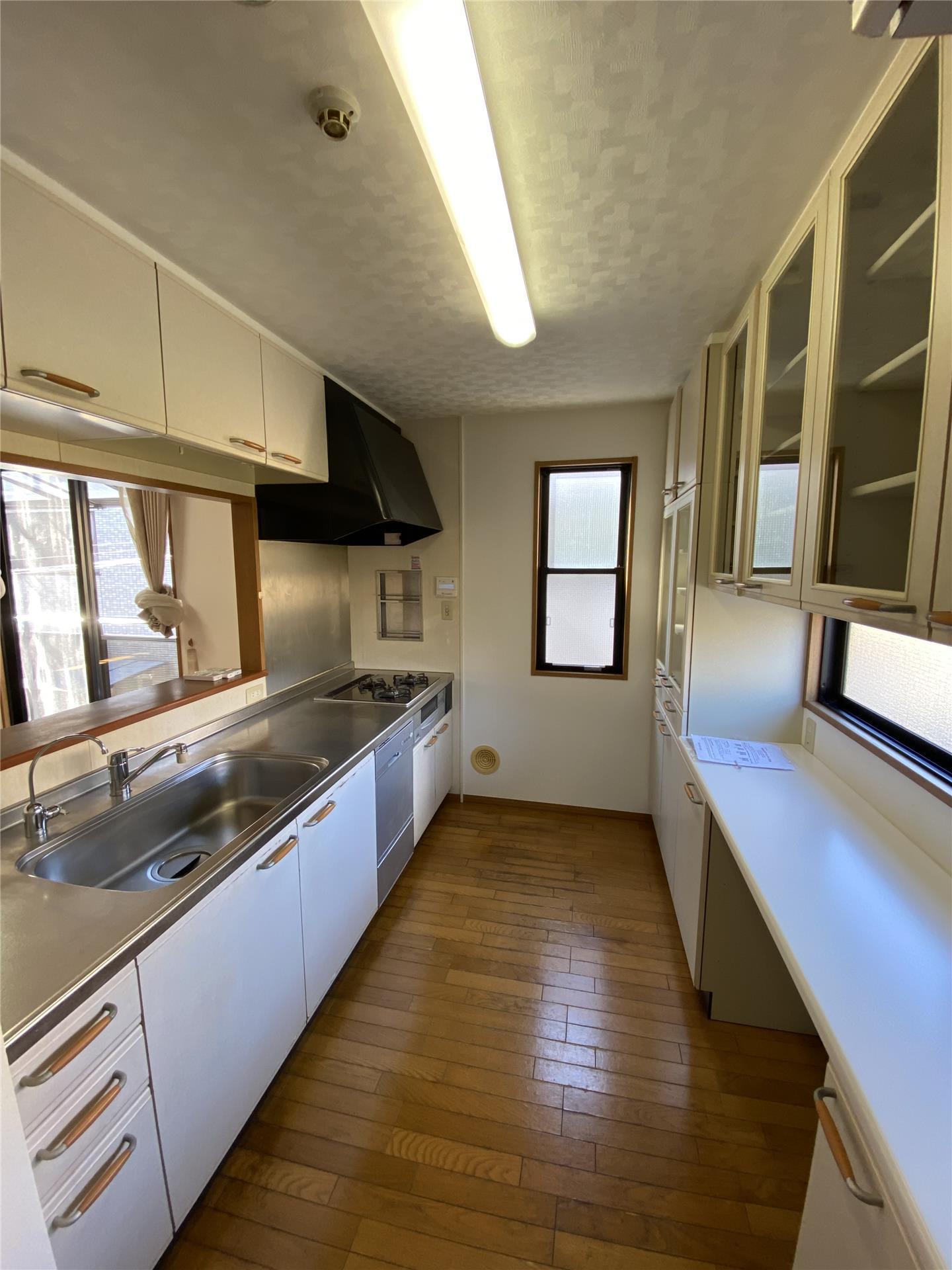 キッチン　キッチン（窓、床暖房）