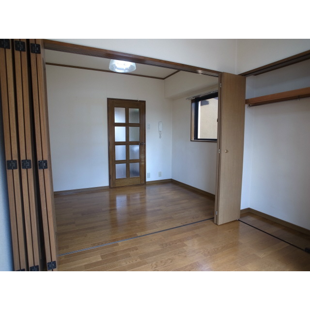 居室・リビング　和室を洋室にリフォーム済み！